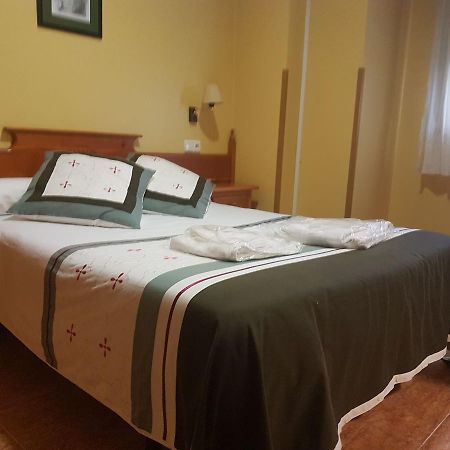 Hostal Los Nogales Cangas De Narcea Eksteriør bilde