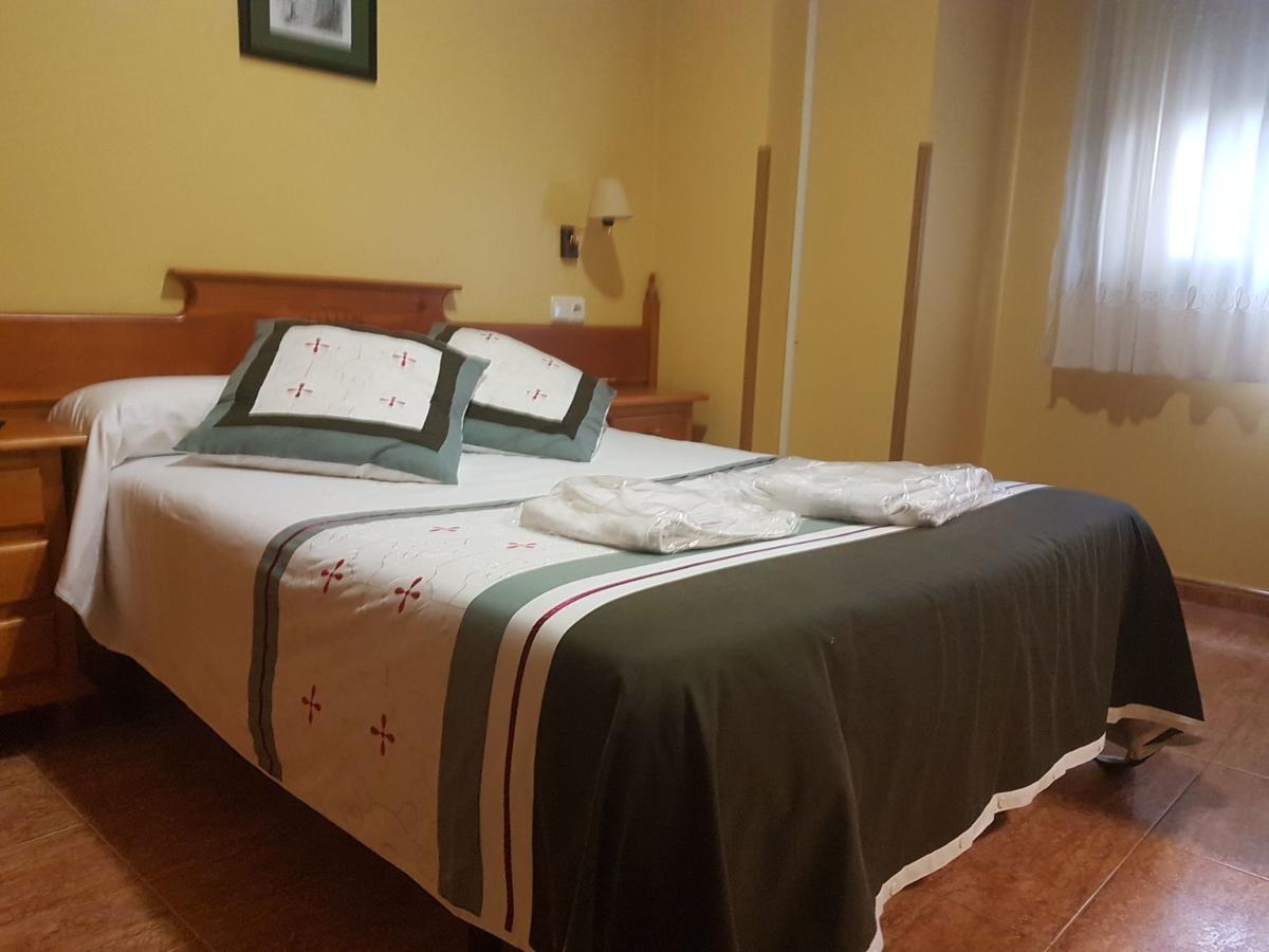 Hostal Los Nogales Cangas De Narcea Eksteriør bilde