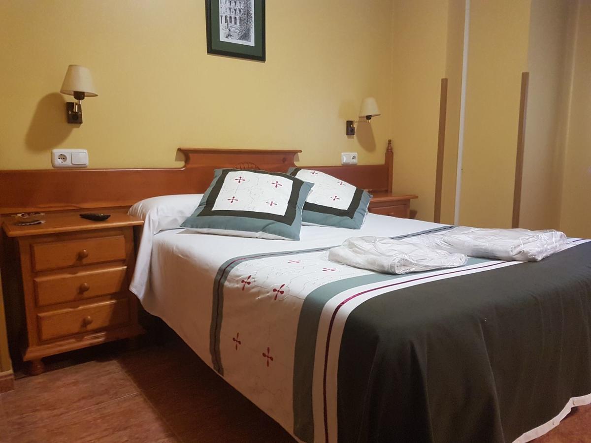 Hostal Los Nogales Cangas De Narcea Eksteriør bilde