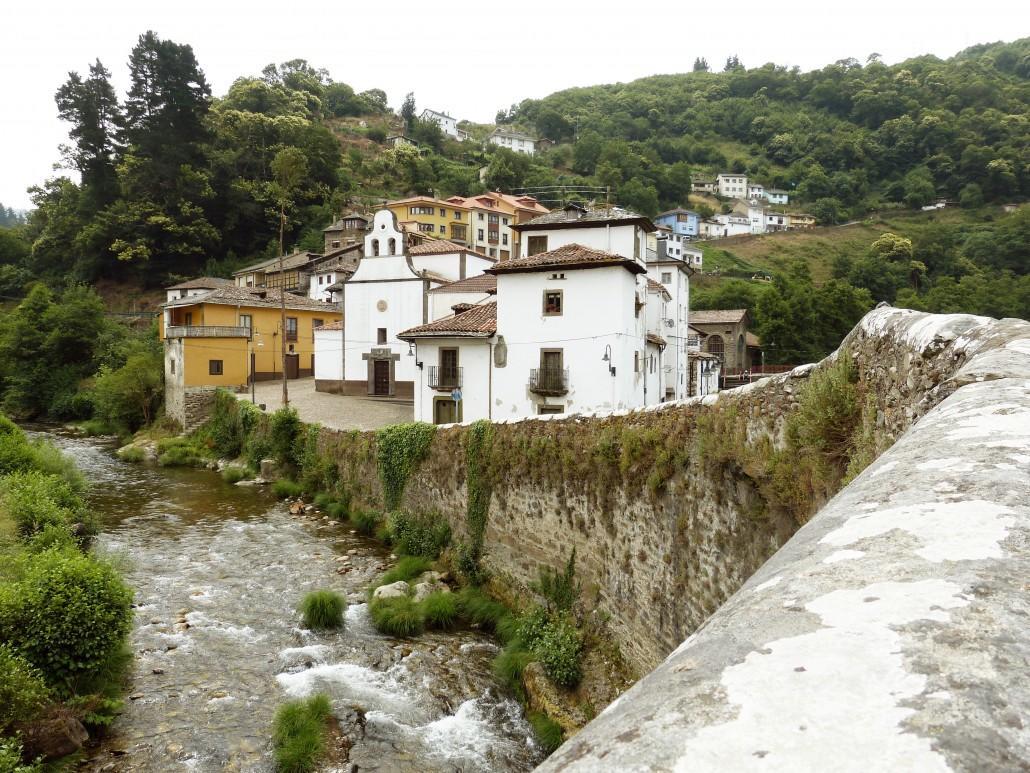 Hostal Los Nogales Cangas De Narcea Eksteriør bilde